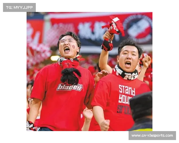 球迷节日氛围浓厚，圣诞主题助威成亮点